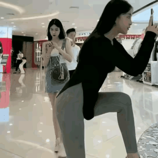 哪说理去啊，三人都不按套路出牌，却成就了一对儿情侣！
小姐姐A羡慕小姐姐B的身材