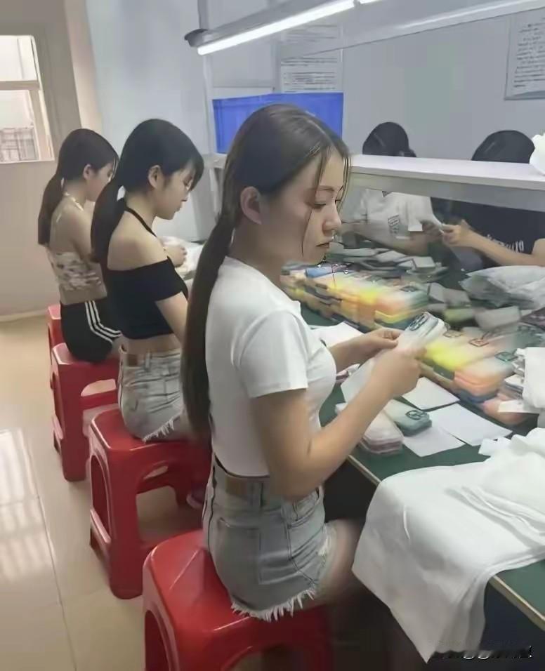 00后现在进厂非常少，想当年进厂最多是咱们8090后，一只桶，一个草席，薄被单，