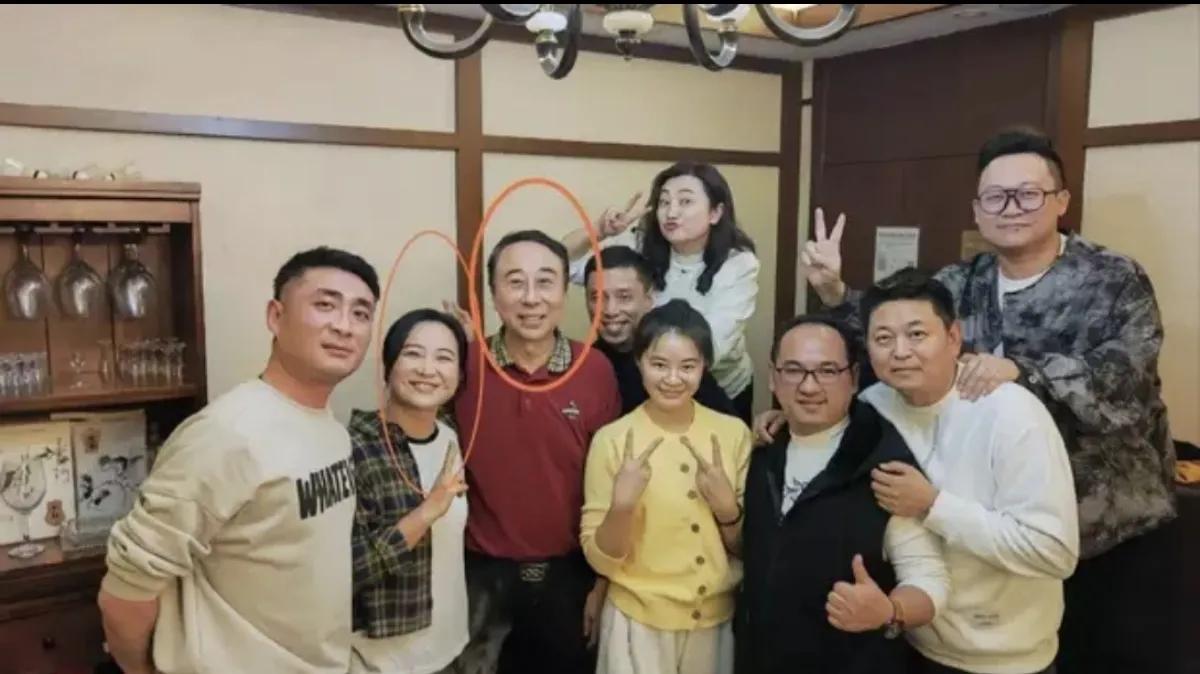 在冯巩迎来自己大寿的喜庆时刻，众多亲朋好友纷纷前来祝贺，场面热闹非凡。然而，在这