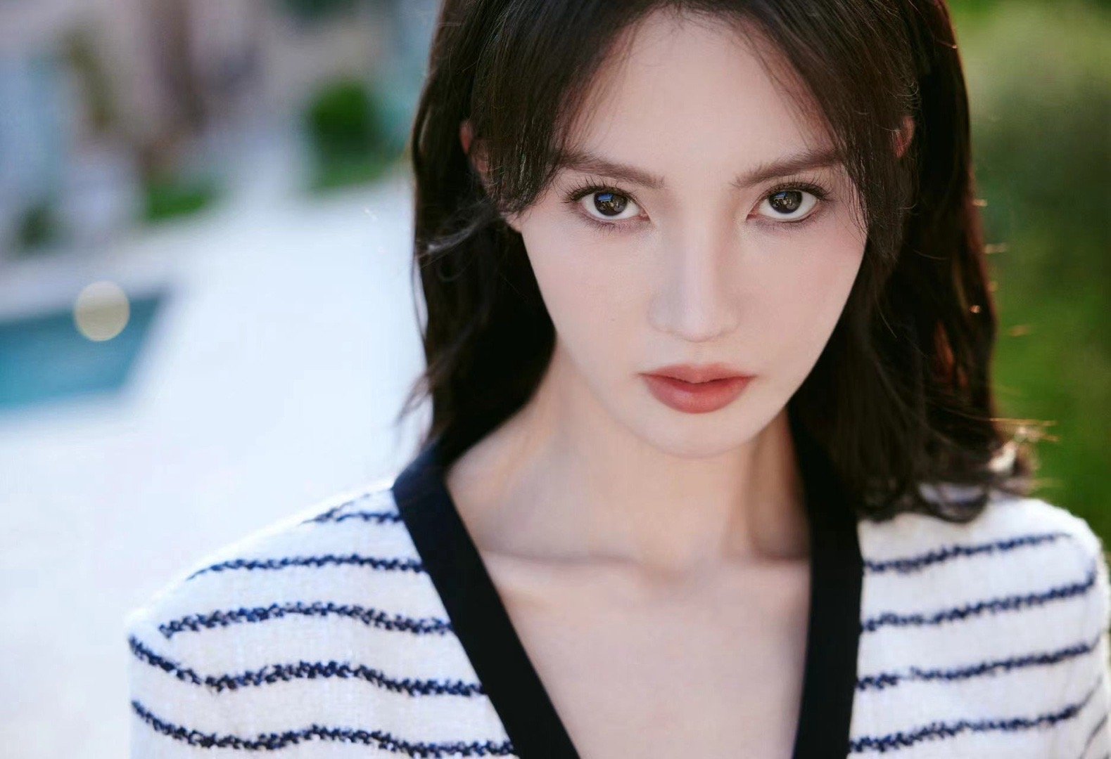 #金晨深V夹克#最新造型🈶️，深V条纹夹克好敢穿！金晨的时尚表现力太强了呢#金