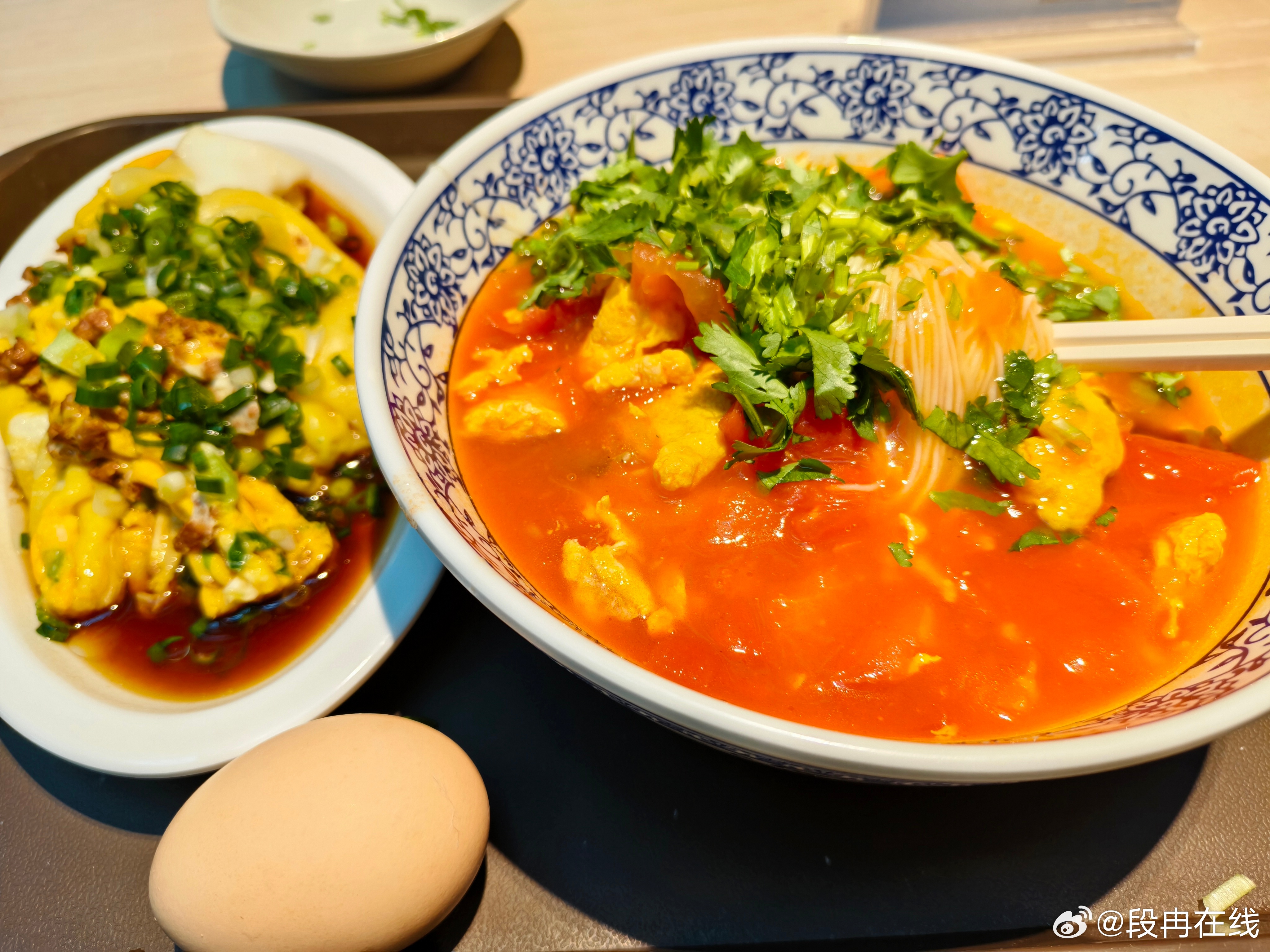 吃饱了拉完了妆也化好了头发也立起来变豪猪了，可以上班了