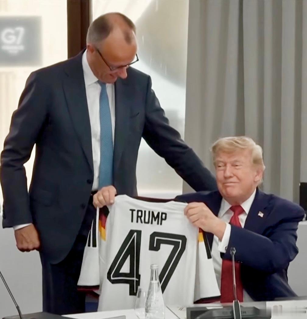 G7峰会众生相德国总理默茨，太会了。为巴结特朗普，使出了绝活！送特朗普一件德国队