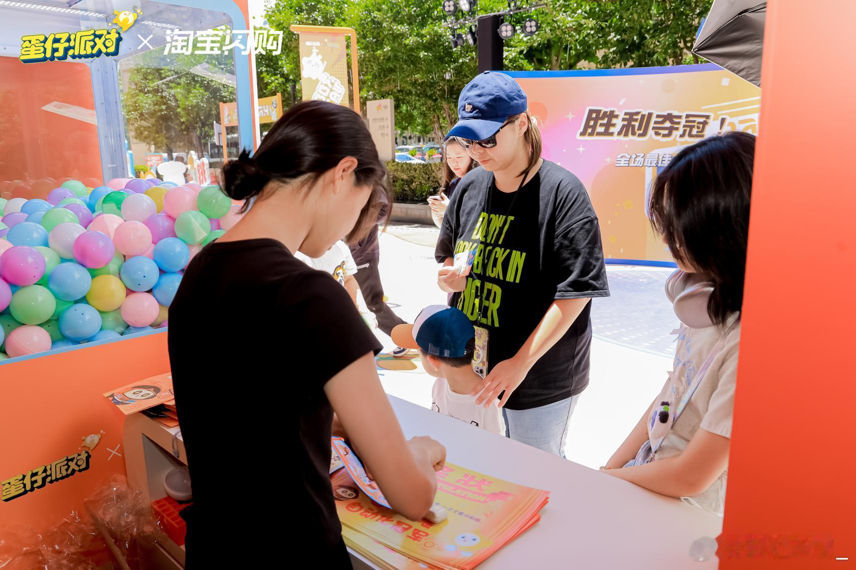小时候盼着长大，长大后才发现，能理直气壮地滚草地、抢气球、对着一只胖乎乎的蛋仔傻