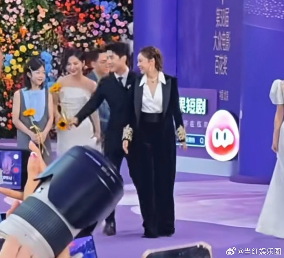 高叶刘昊然同框了、高叶刘昊然百花奖同框百花奖红毯高叶刘昊然同框画面持续传播，戏里