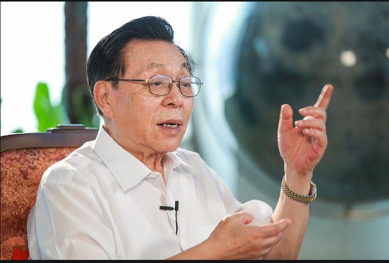 1978年，美国总统国家安全事务助理布热津斯基访华，带来两件特殊礼物：一面曾随阿