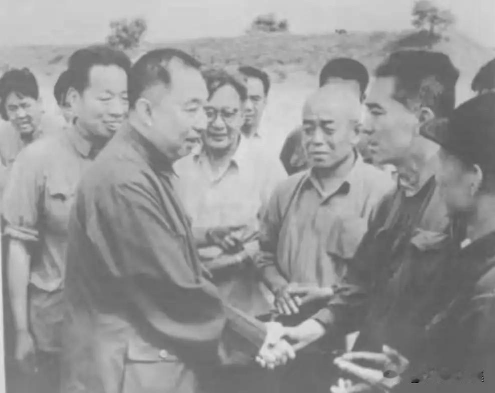 1976年，中央慰问团总团长华国锋同志在唐山抗震救灾第一线亲切接见丰南、滦县等县