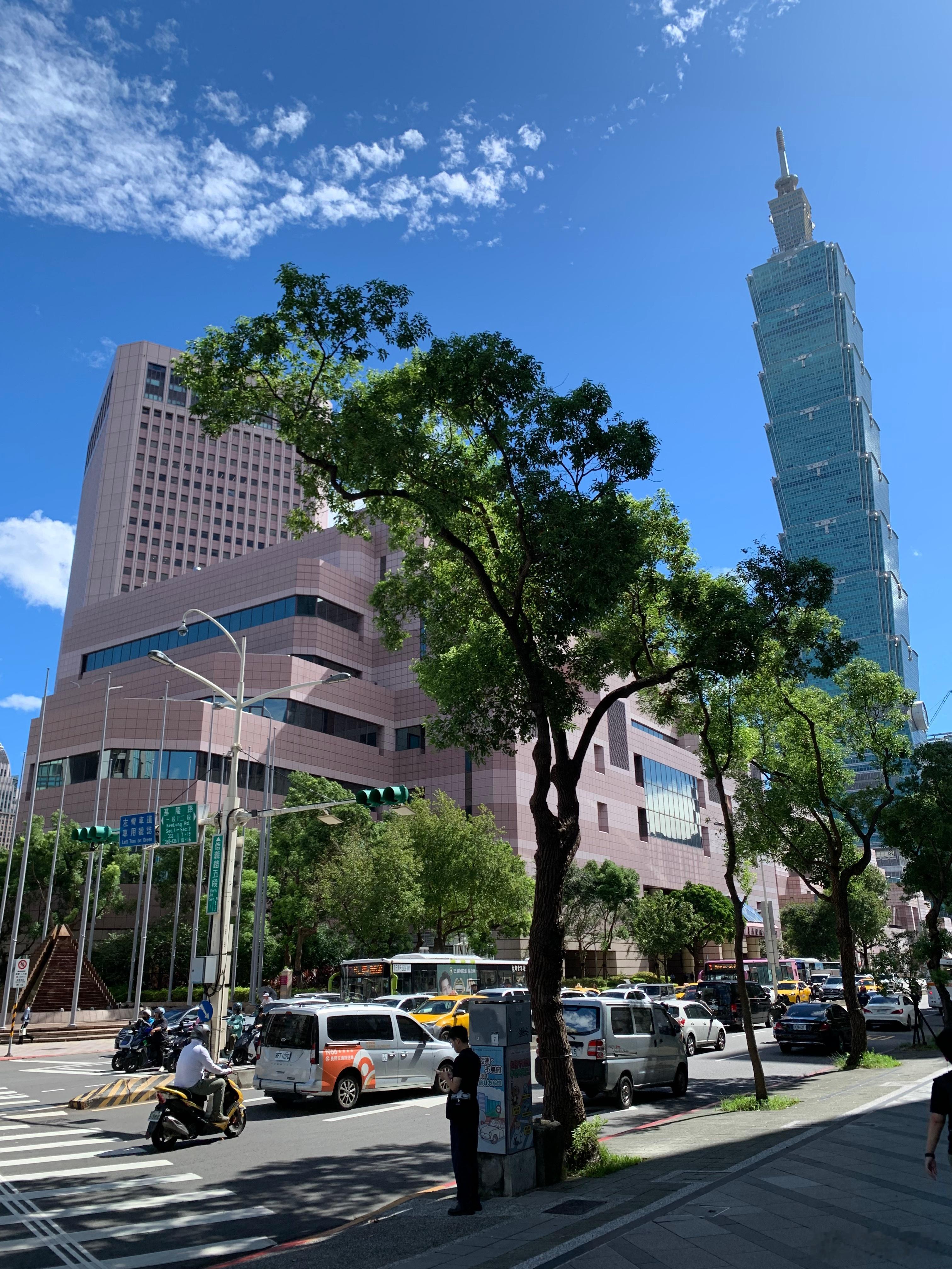 台北世贸中心展览馆（前方低矮的粉色建筑）、台北世贸中心大楼（后方的粉色高楼）、台