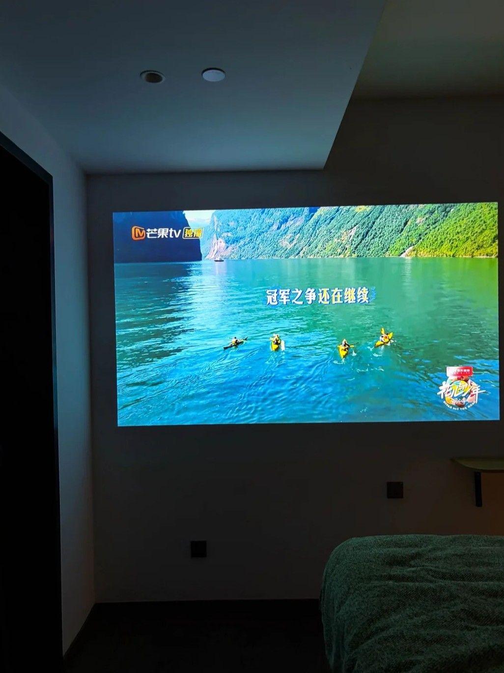 真后悔晚买投影仪了。。。
租房党一枚，电视一直拖着没买，想着反正住不了多久……