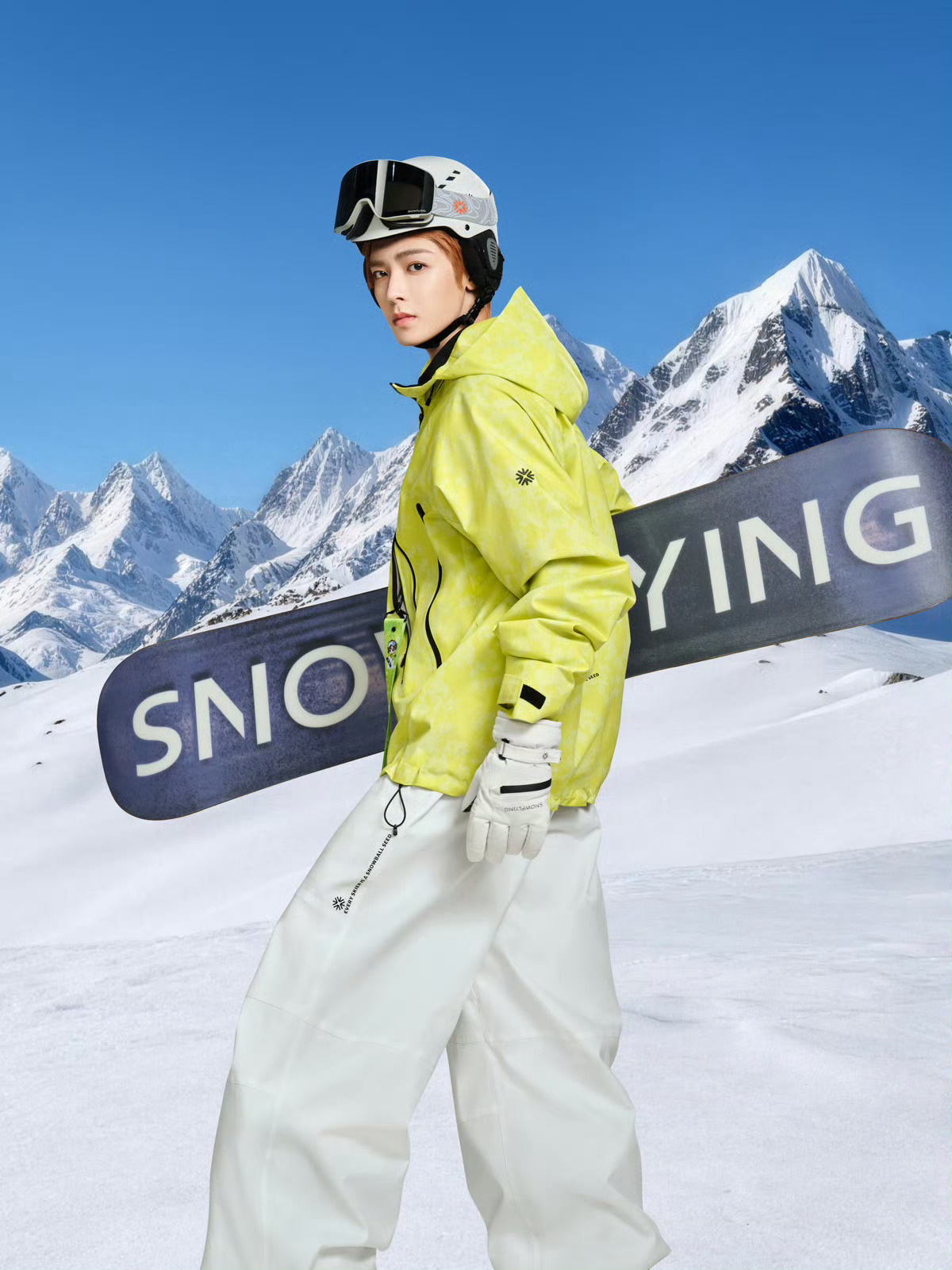 侯明昊雪中飞全球品牌代言人怎么玩都对这很雪中飞滑雪特色的时尚户外好酷 ，来解锁 