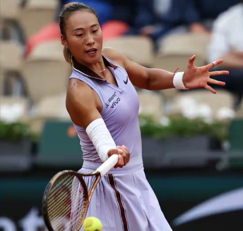 郑钦文复出首战逆天逆转前世界第一
2月9日晚，郑钦文伤停四个多月后，在多哈WTA