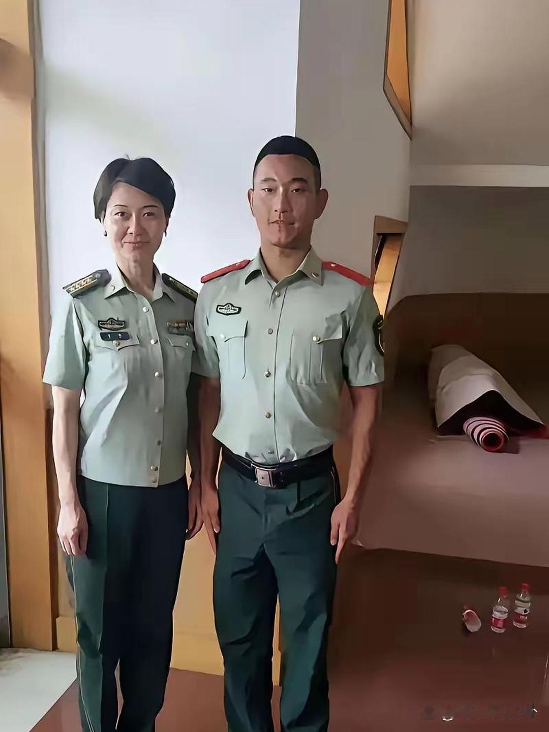 这位女军官，级别应该到师级了吧