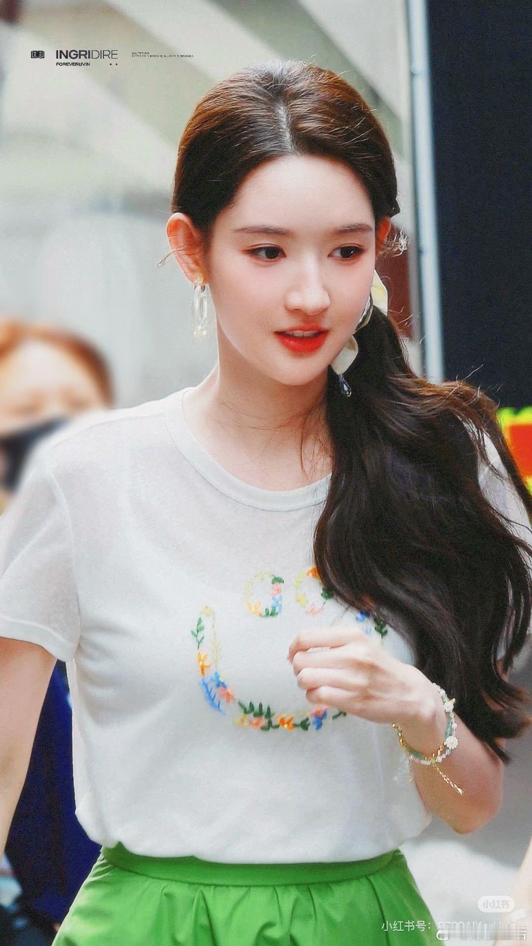 王玉雯夏日OOTD 色彩美学融会贯通，多种色系造型随心切换，不被单一风格束缚，展