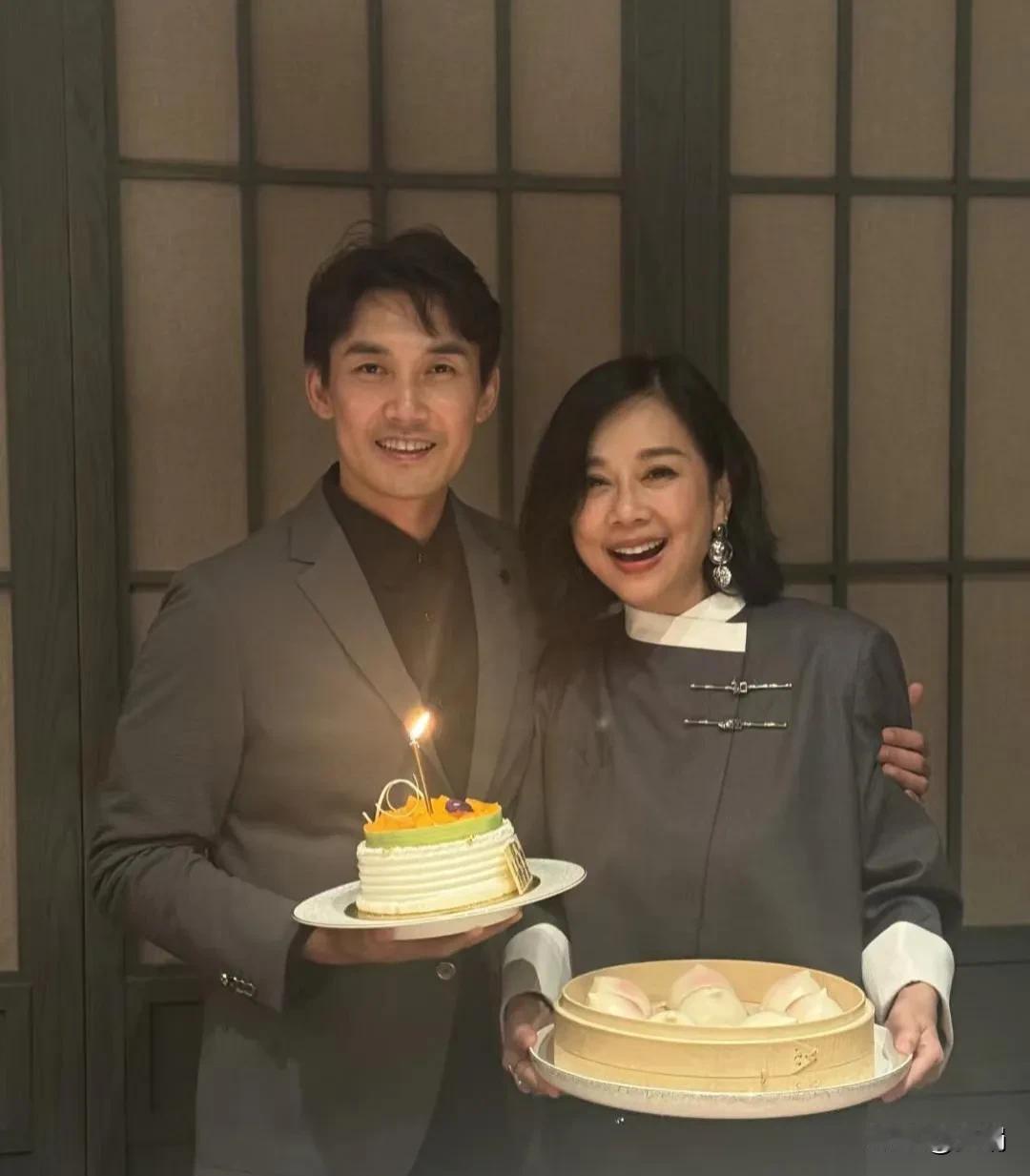 陈松伶给小8岁的老公张铎过生日，亲手喂他吃长寿面仪式感满。
两人虽然是姐弟恋但结