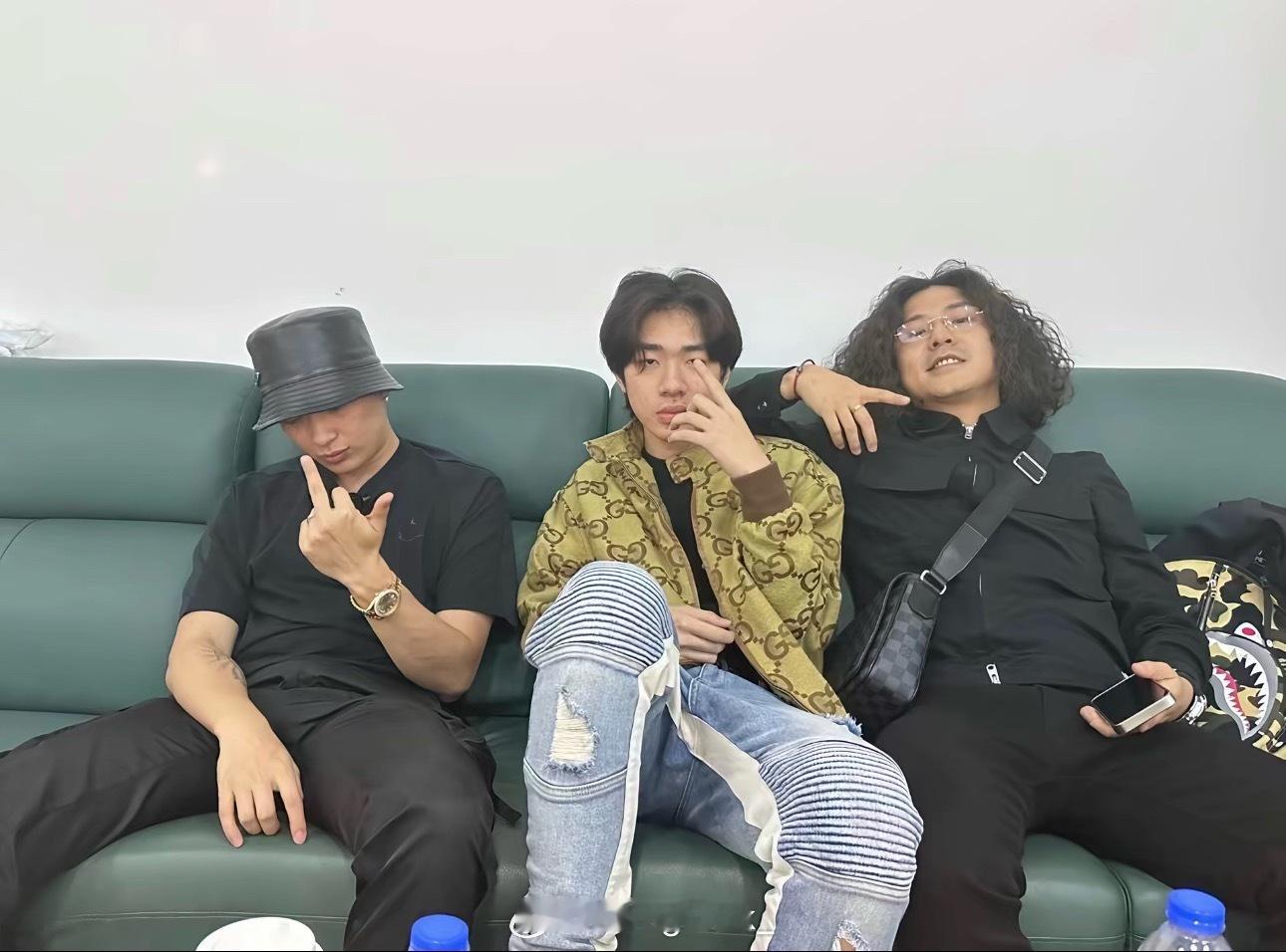 Top Barry晒出和Asen、邓典果早期同框的画面，以及昨晚一同在颁奖典礼领