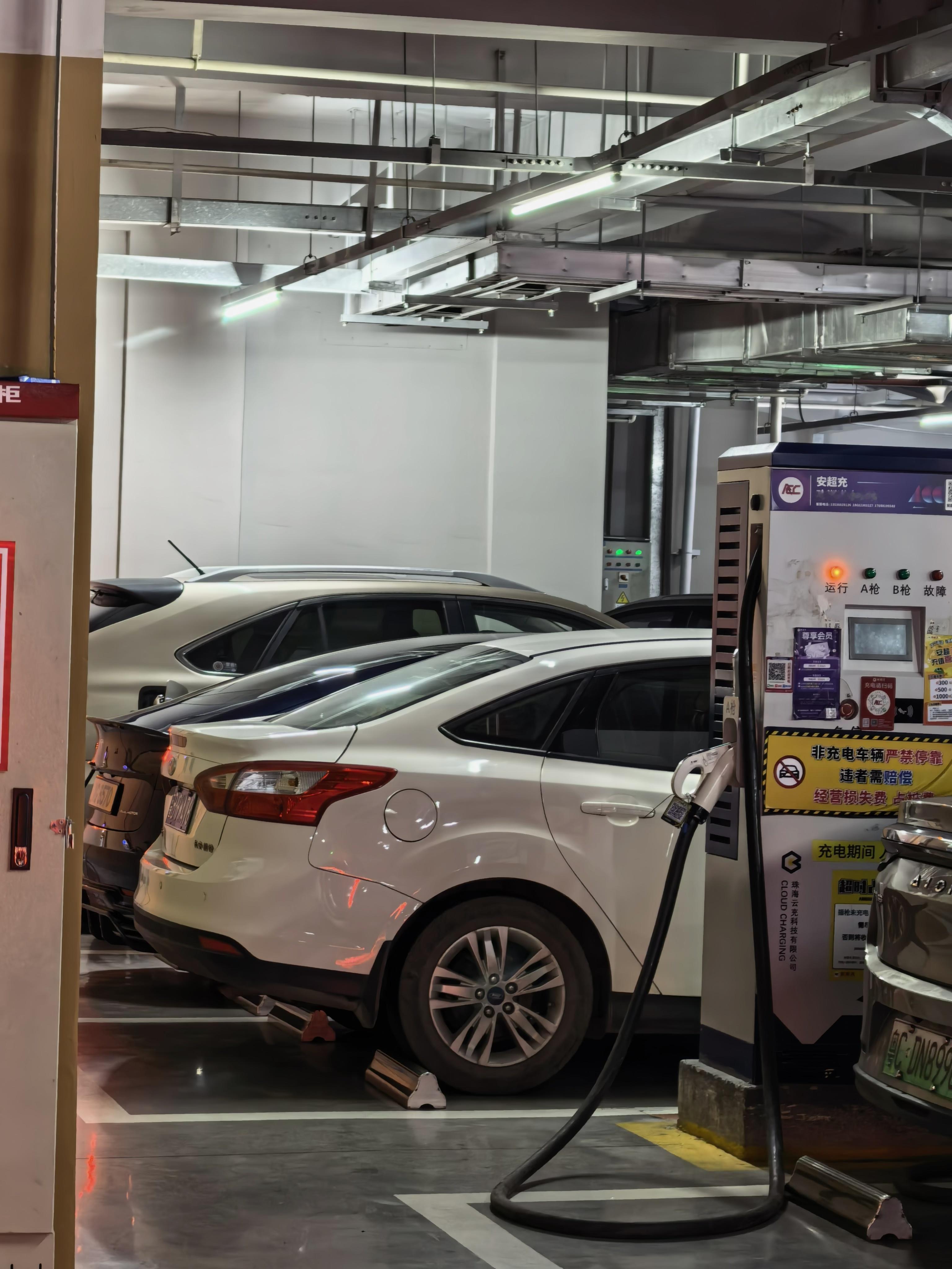 真的很讨厌一些油车车主占用充电位。隔壁那么多车位非不停，就停在这里。后面来充电的