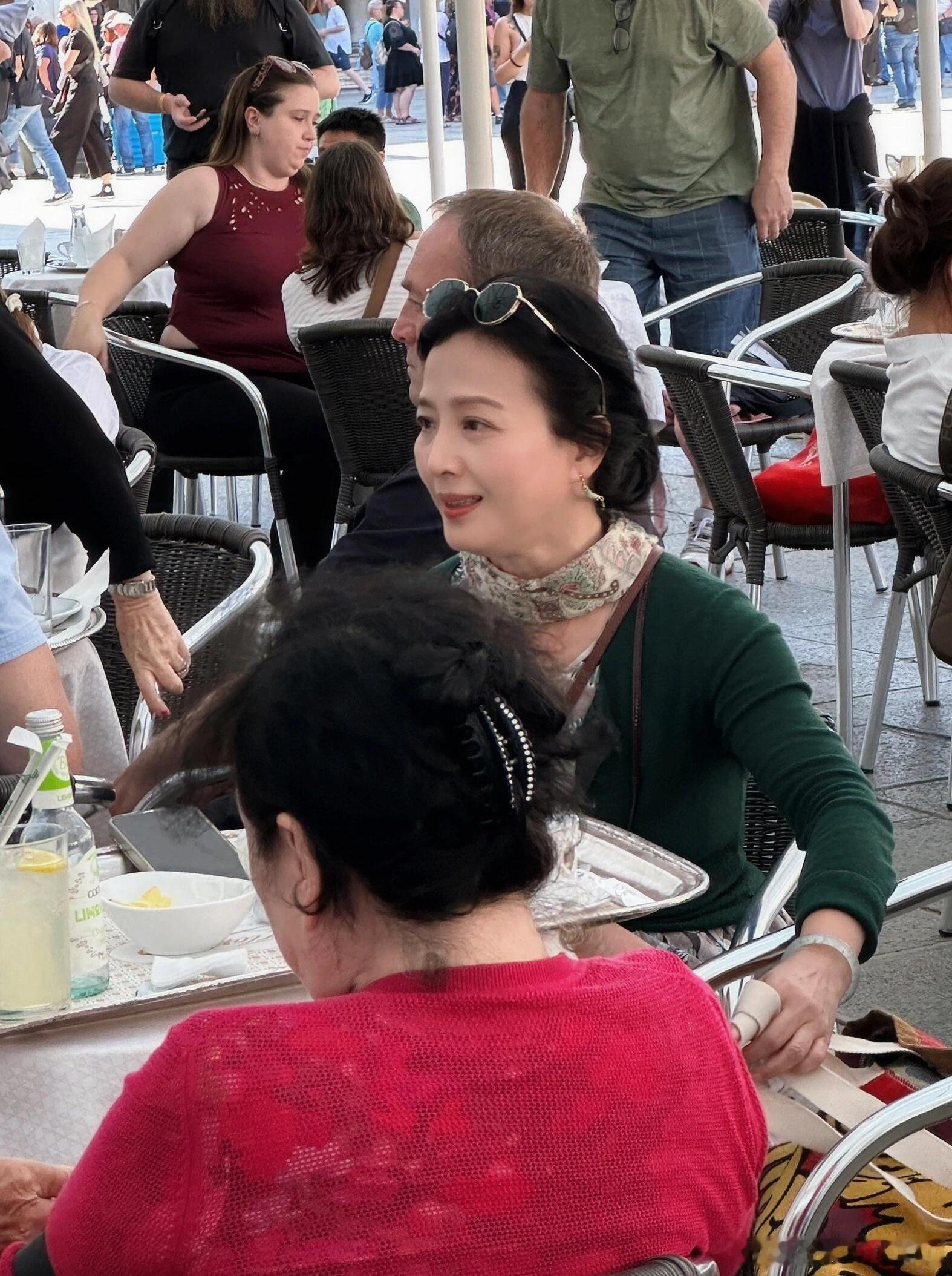 网友偶遇刘亦菲妈妈，还是那么漂亮，岁月从不败美人[awsl] ​​​