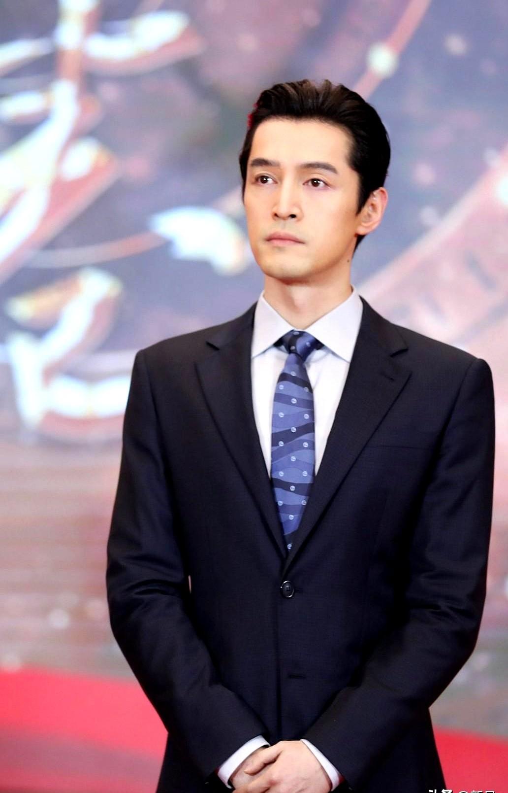 上戏80周年庆典没见到胡歌，昨天网上先是一阵遗憾后面就冲出“躲前任”这种戏码，热