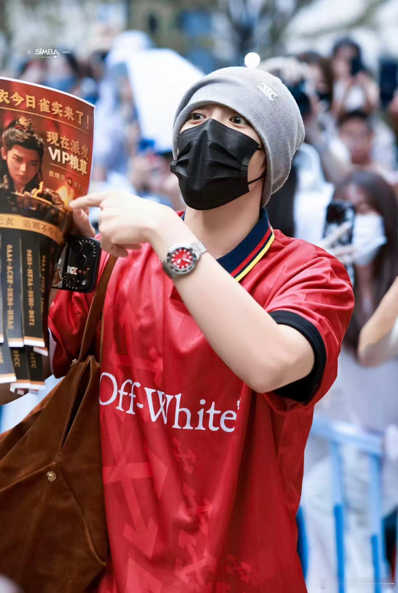 侯明昊线下云包场从没见过这么贴心的线下物料，把平台会员码打印成分传单沿路发放，搭