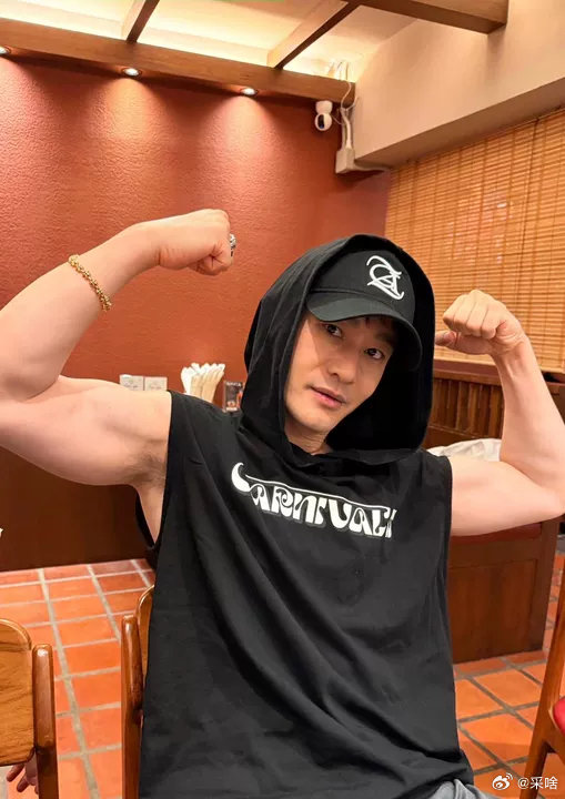 周杰伦黄晓明合照周杰伦黄晓明合照🈶！黄晓明穿了周杰伦的衣服黄晓明还穿了周杰伦的