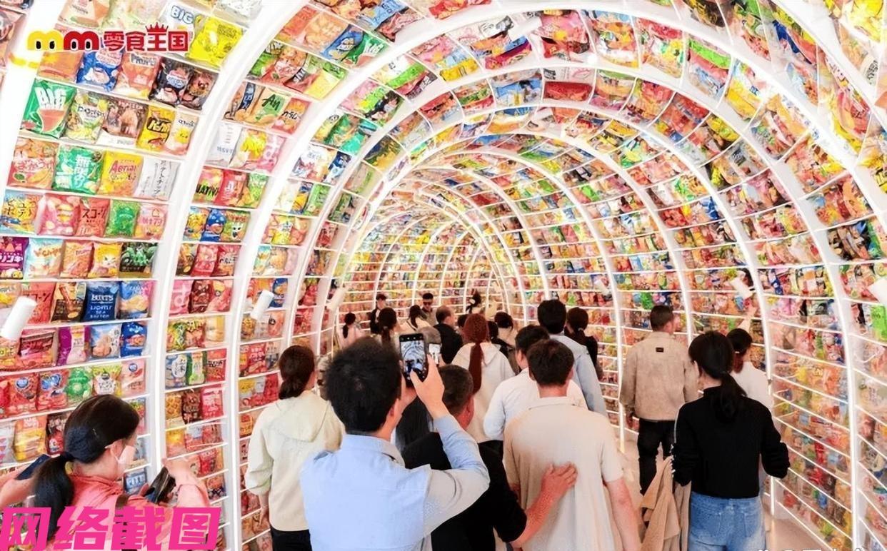 湖南长沙芙蓉广场的零食王国，开业后立马赢得零食爱好者的热潮，这里汇聚全球的零食味