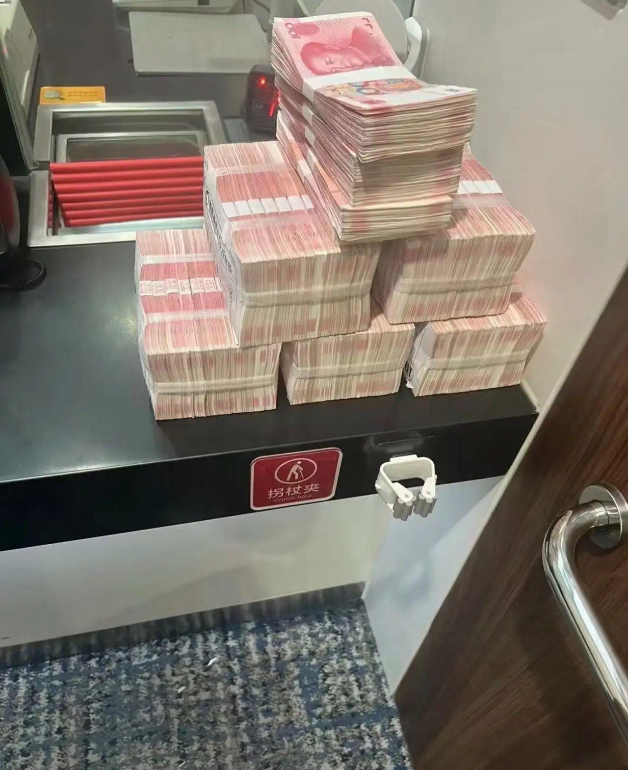 好消息来了！
喜欢把钱存银行的人开心了，
特别是5万以上的，2026年1月1日开