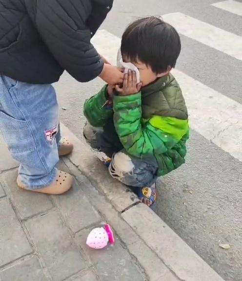 【穿拖鞋流浪女童已被送到福利院】民政局已为8岁流浪女童做好入学准备近日，一则关于