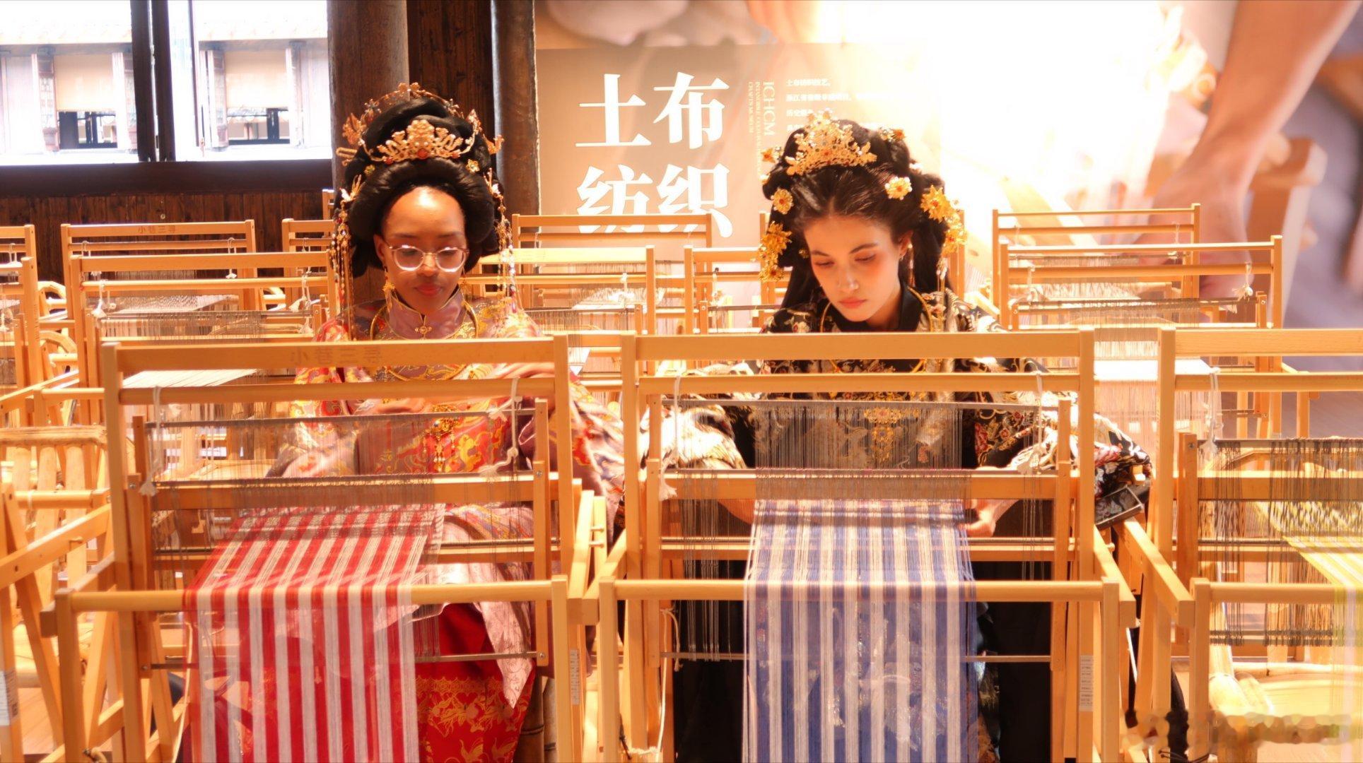 十里长街藏烟火 换装打卡，做手工和美食，很是惬意商都水乡桥见世界