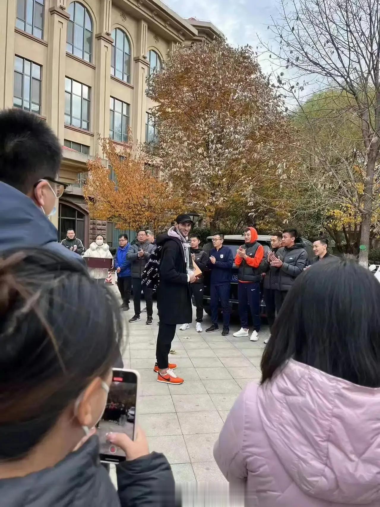 费莱尼今天要走了，祝一切顺利，永远的费队，来时巨星，去时传奇。

泰山队的外援费