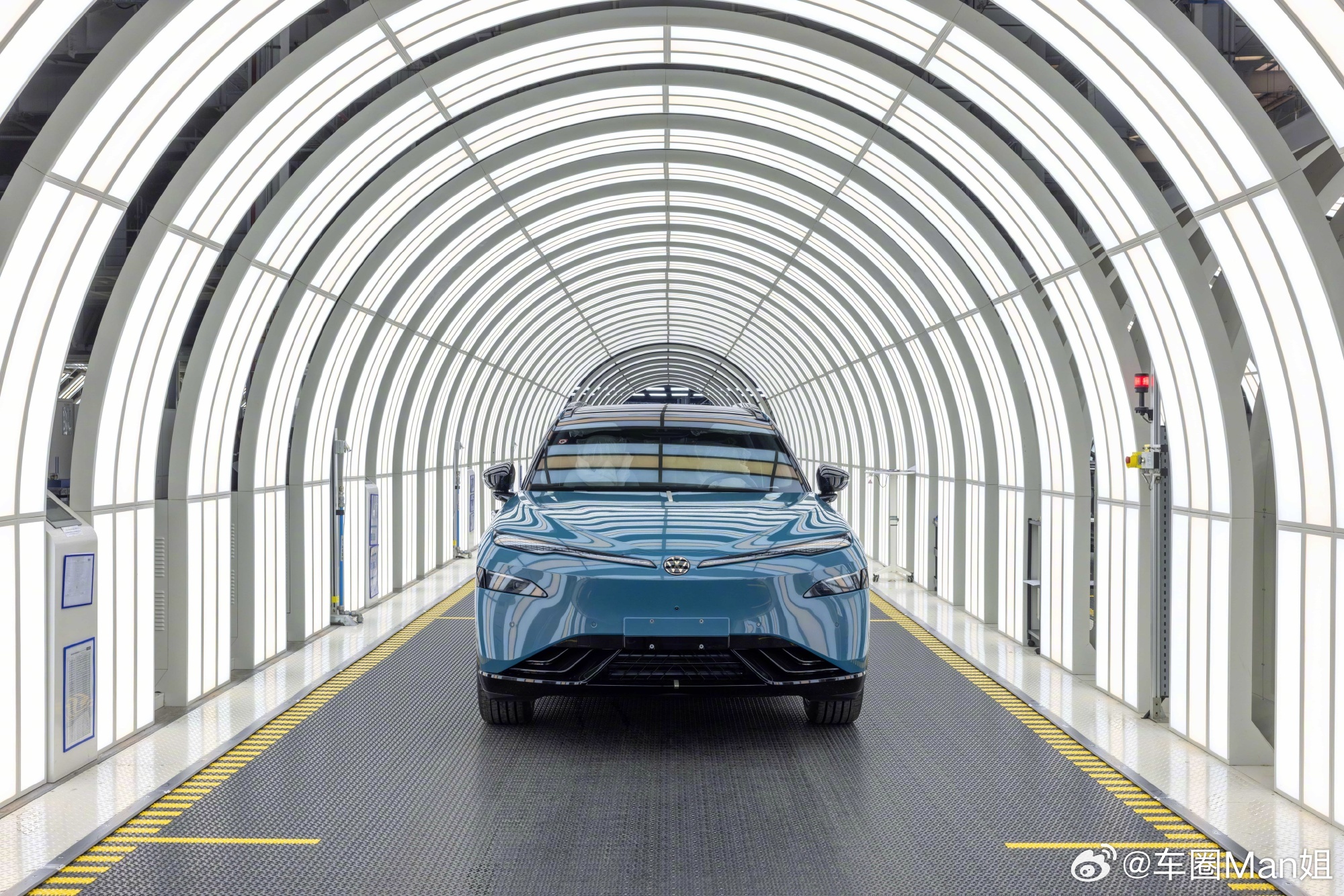 大众小鹏首款联合开发车型量产 大众×小鹏王炸合作落地！与众08正式投产！3月13