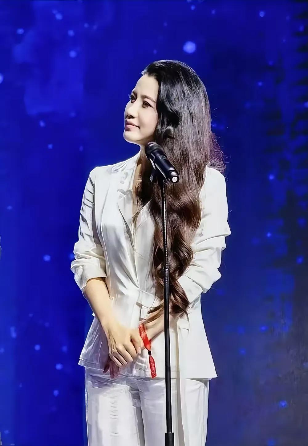 气质好、形象佳的颜丙燕，她的演技也是好得没话说。
最初看她与姜武搭档的《良心》就