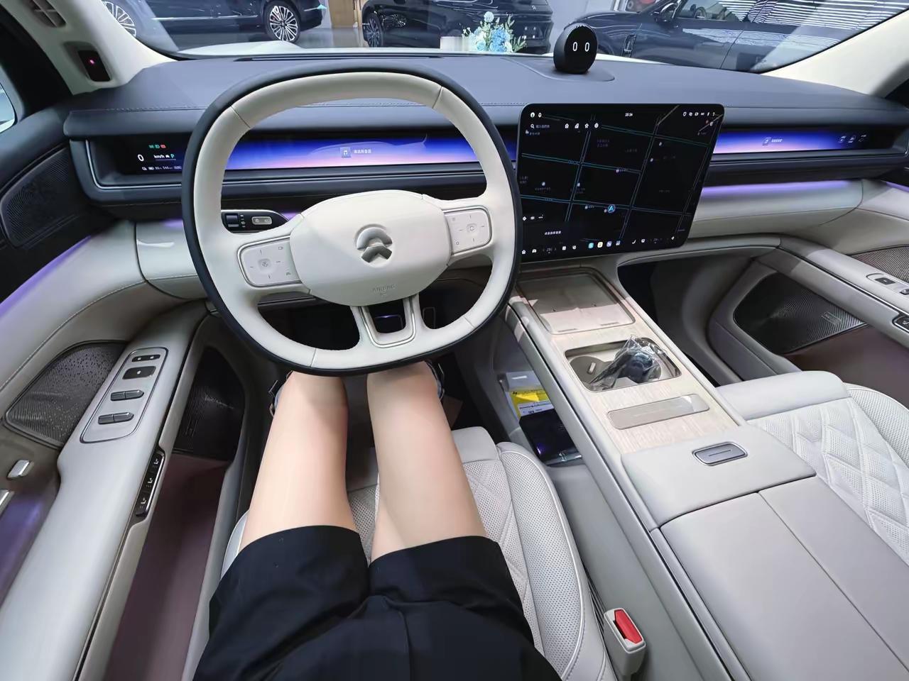 蔚来ES8
这么好看的车你不提一辆啊