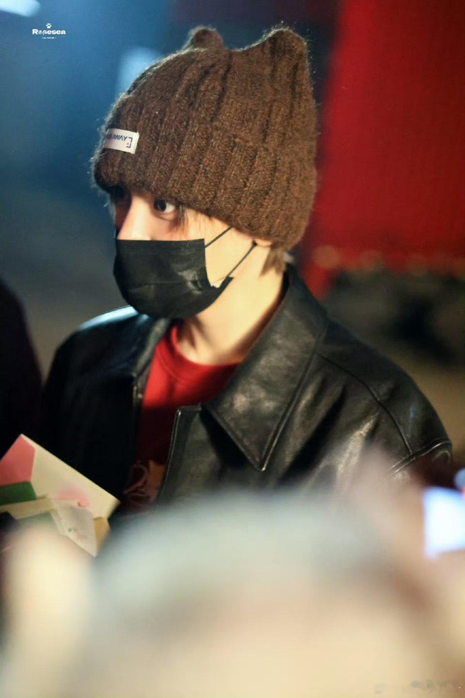 侯明昊敷着面膜戴口罩hhhhh孩子自己的新潮流！ 