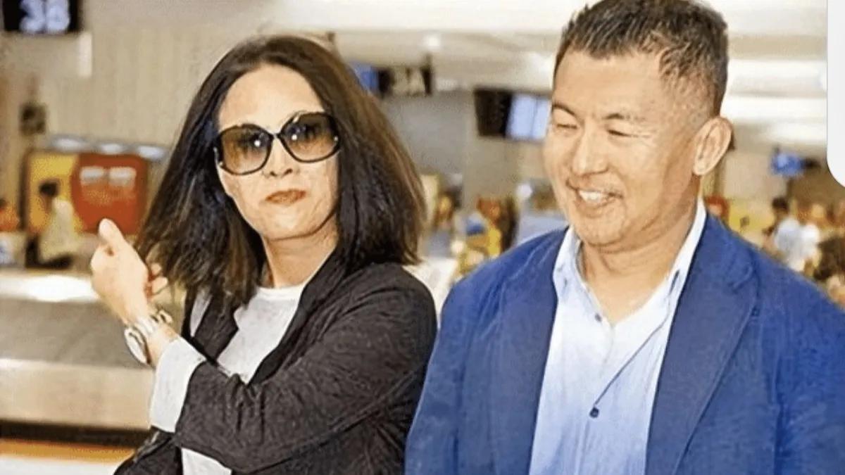 56岁的那英，携同家人一同亮相机场，引来众多目光。她的女儿甜美可人，宛如小公主一