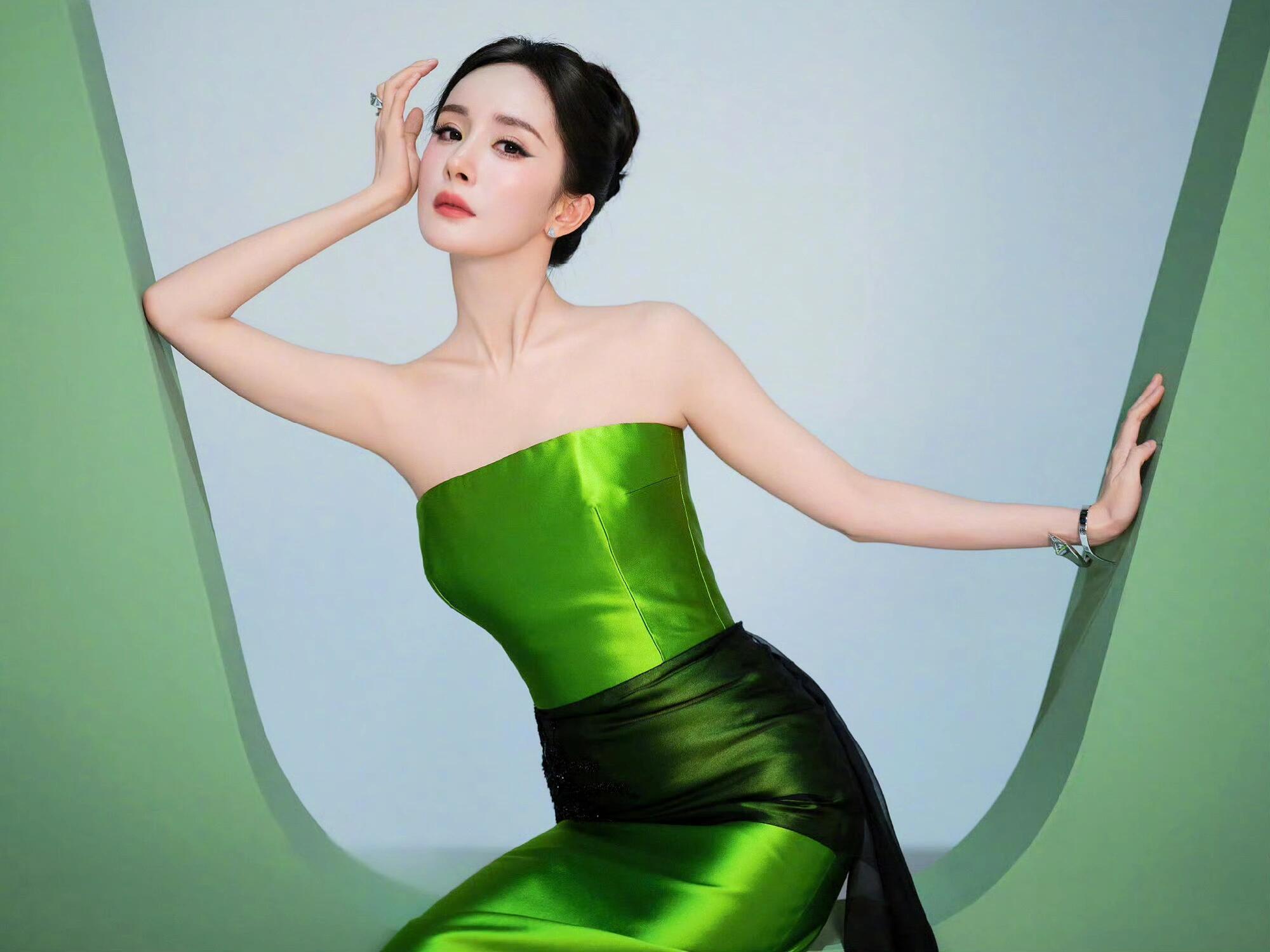 杨幂 绿瓷美人杨幂这套Prada特别定制翠绿缎面拖尾长裙真的绿的发光啊！！不得不