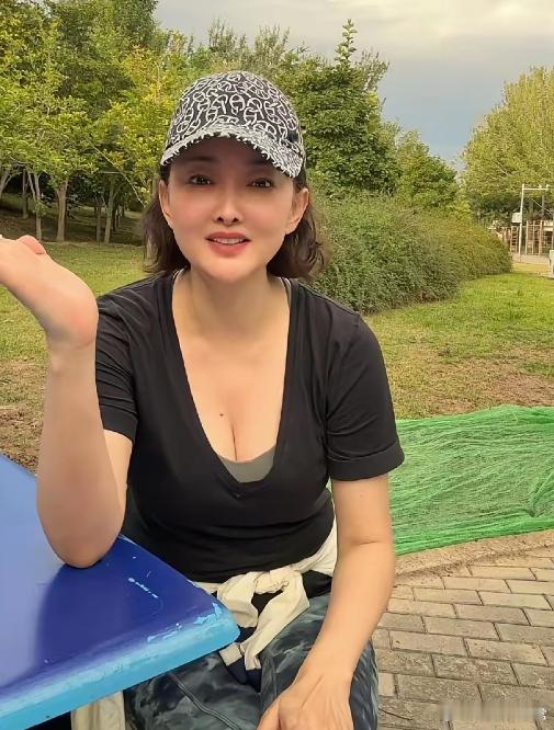 “速看”，彩色瑜伽裤+棒球帽+低胸上衣。这套组合通过‌色彩对比‌与‌风格碰撞‌实