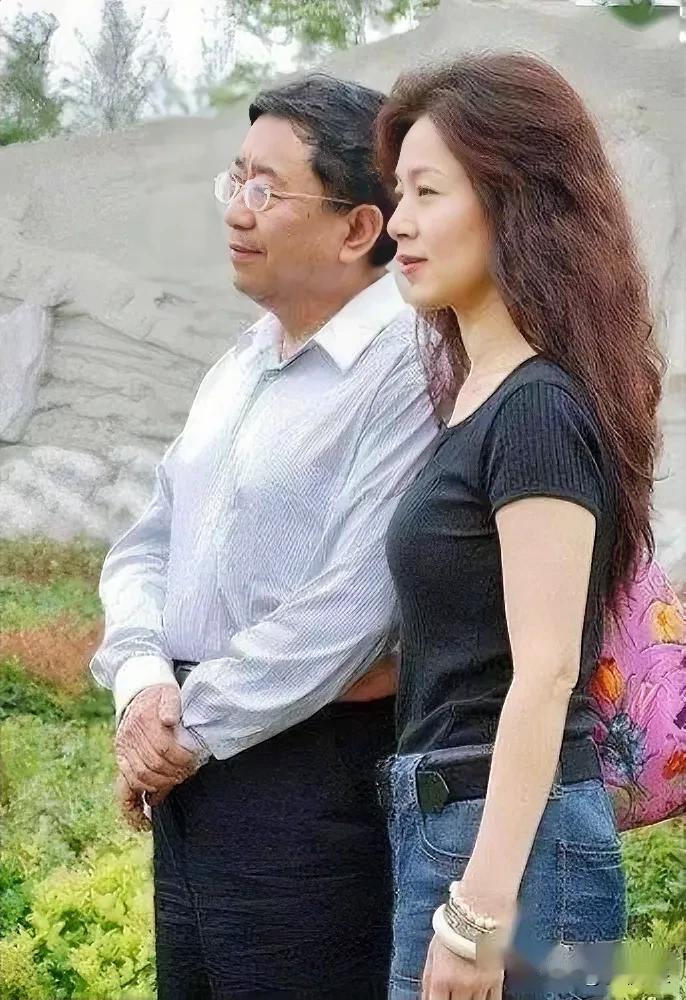 老夫少妻！黄梅戏巨星马兰比丈夫余秋雨小16岁，被他当宝一样宠爱有加，只可惜他们结