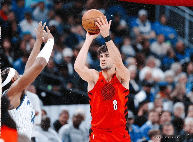 杨瀚森这小伙子，在开拓者真是相当努力啊！从开拓者主教练斯普利特的话里能听出来，杨