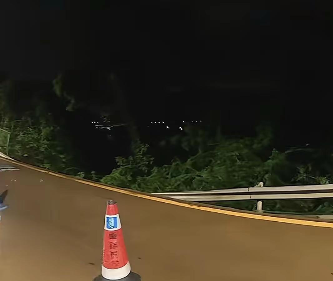 我不是一名义工..但我会无条件的增援帮助各个部门抢险..因为这是我成长的地方..