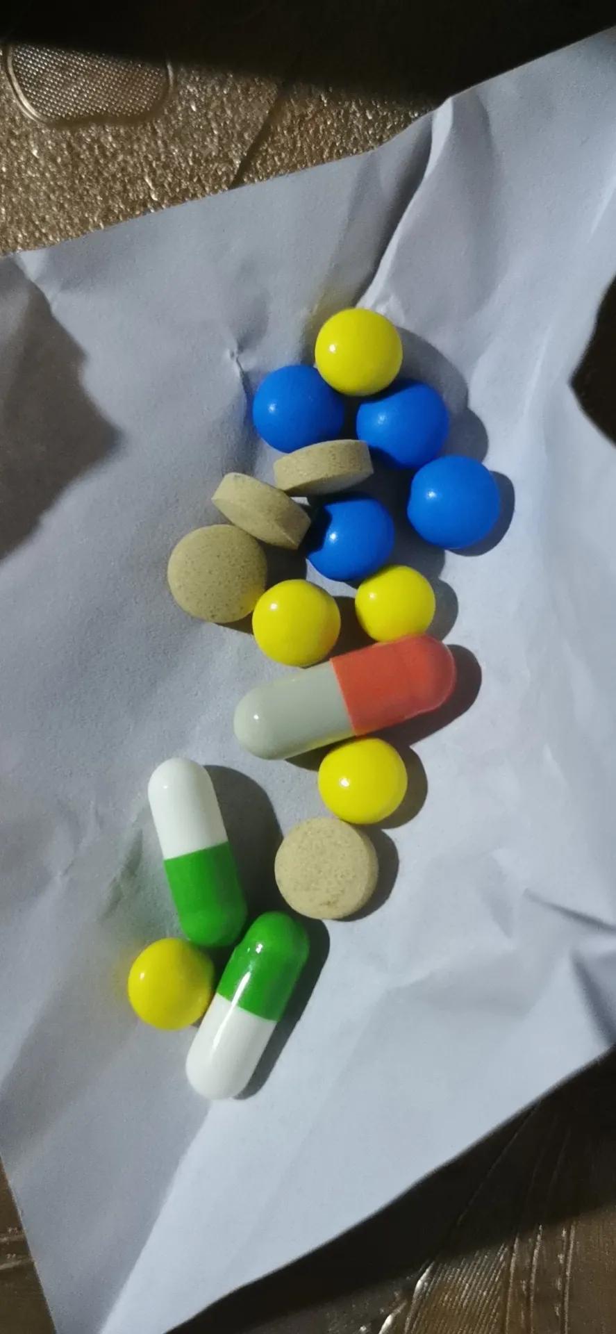 感冒反复发烧十天，烧退了又来反复咳，一餐要吃16粒糖果，还得一口吞，那甜度真的是
