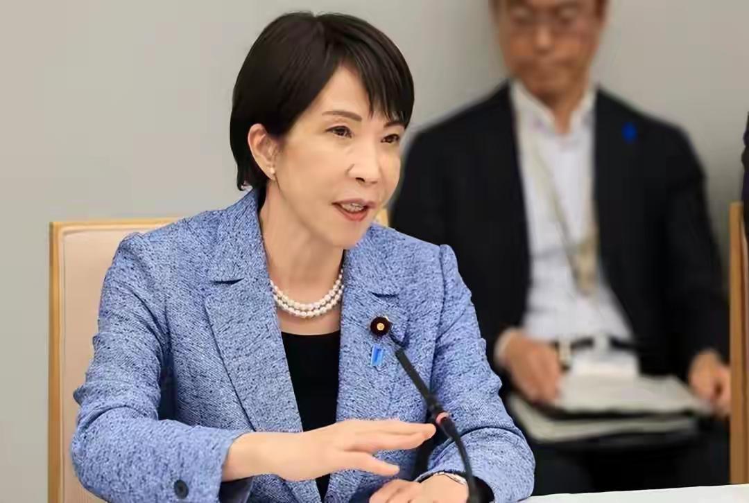 日本首相高市早苗在涉台问题上公然越线，暗示武力介入台海，直接踩踏中国主权红线。中