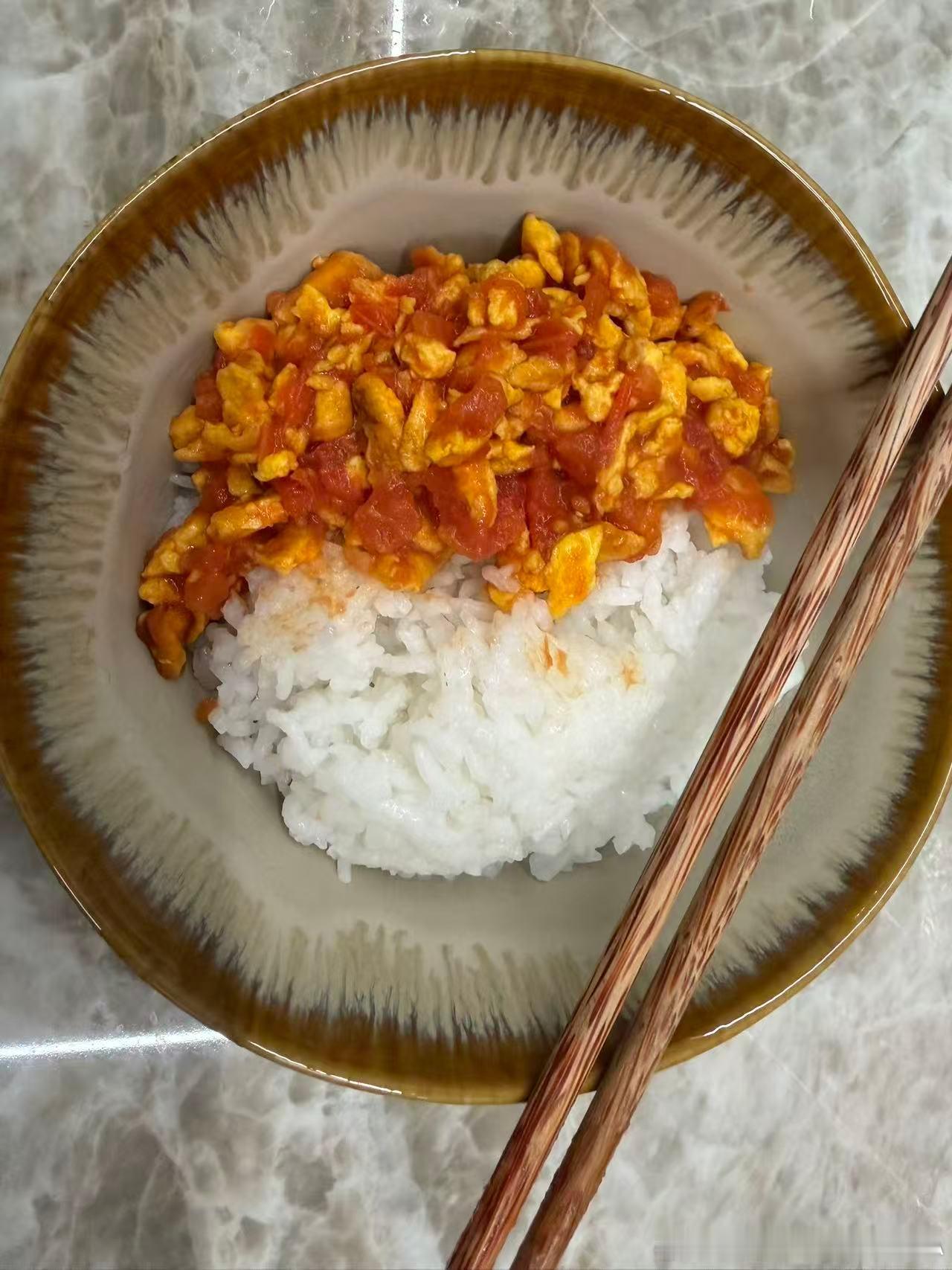 穆祉丞把自己养得很好 恩仔发了自己下厨做的菜哈哈哈完全演我做菜吧，果然没有哪个大