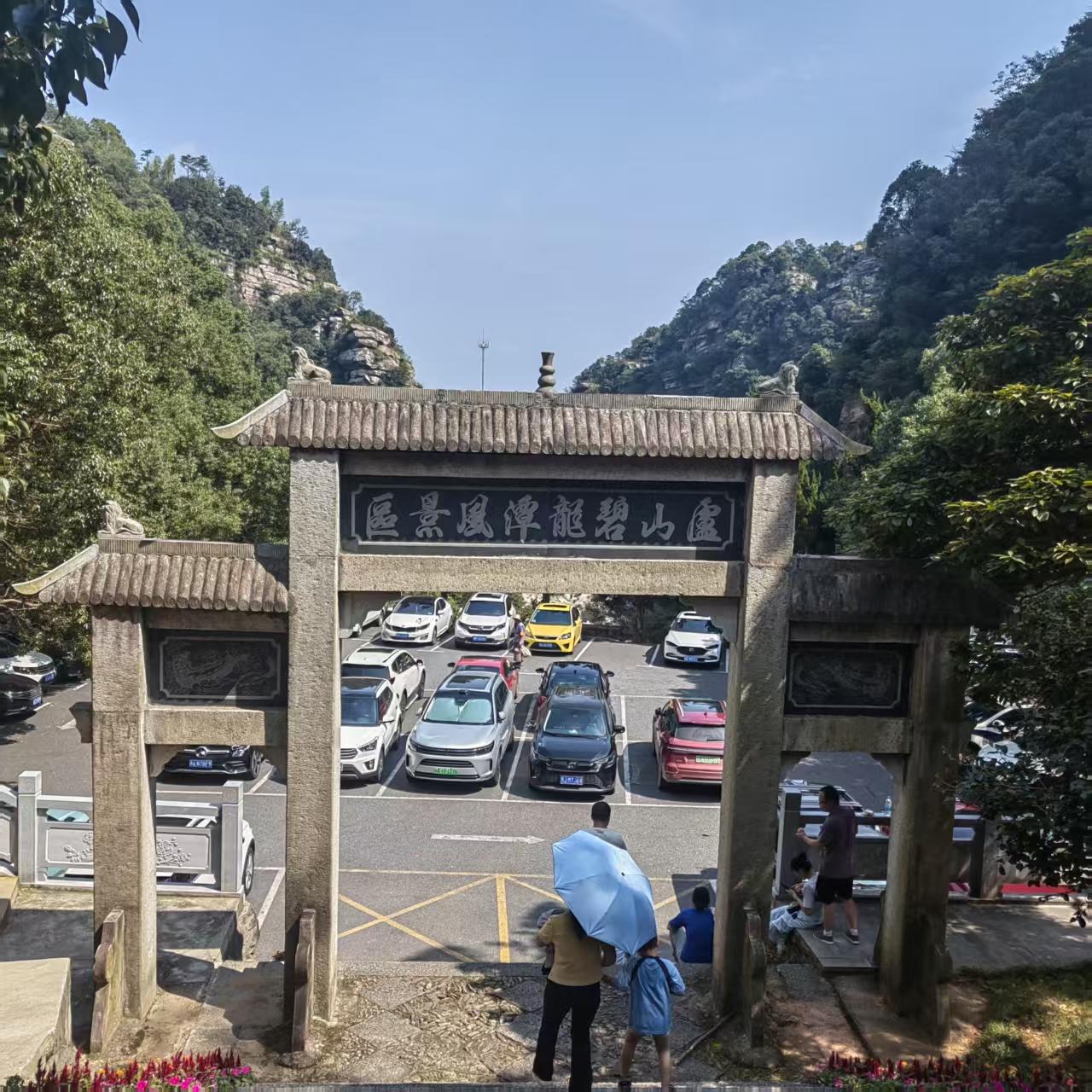  碧龙潭不负“江西小九寨”，冰川奇石伴飞瀑，潭水三色如翡翠，避暑戏水间，尽揽庐山