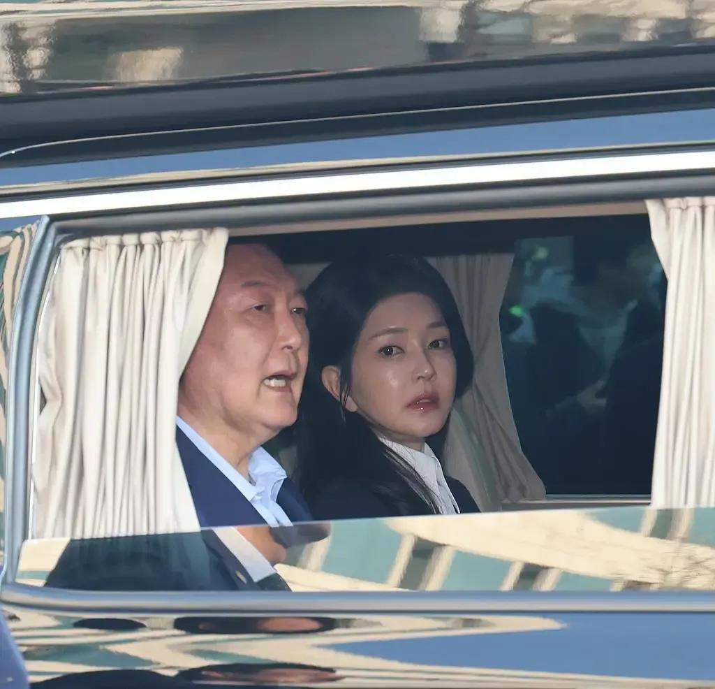 该来的总会来的，这时候尹锡悦已经面临着司法调查，他的妻子金建希仍在家里面提心吊胆