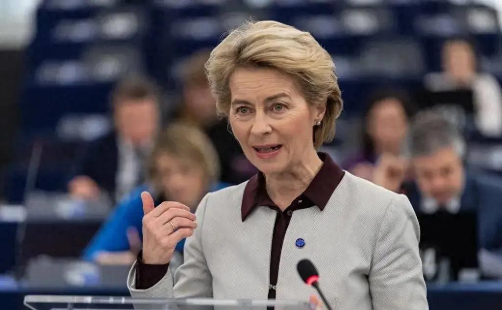 欧盟主席冯德莱恩就是一个被人卖了还替别人数钱的大冤种。
近日她高兴地宣布欧盟摆脱