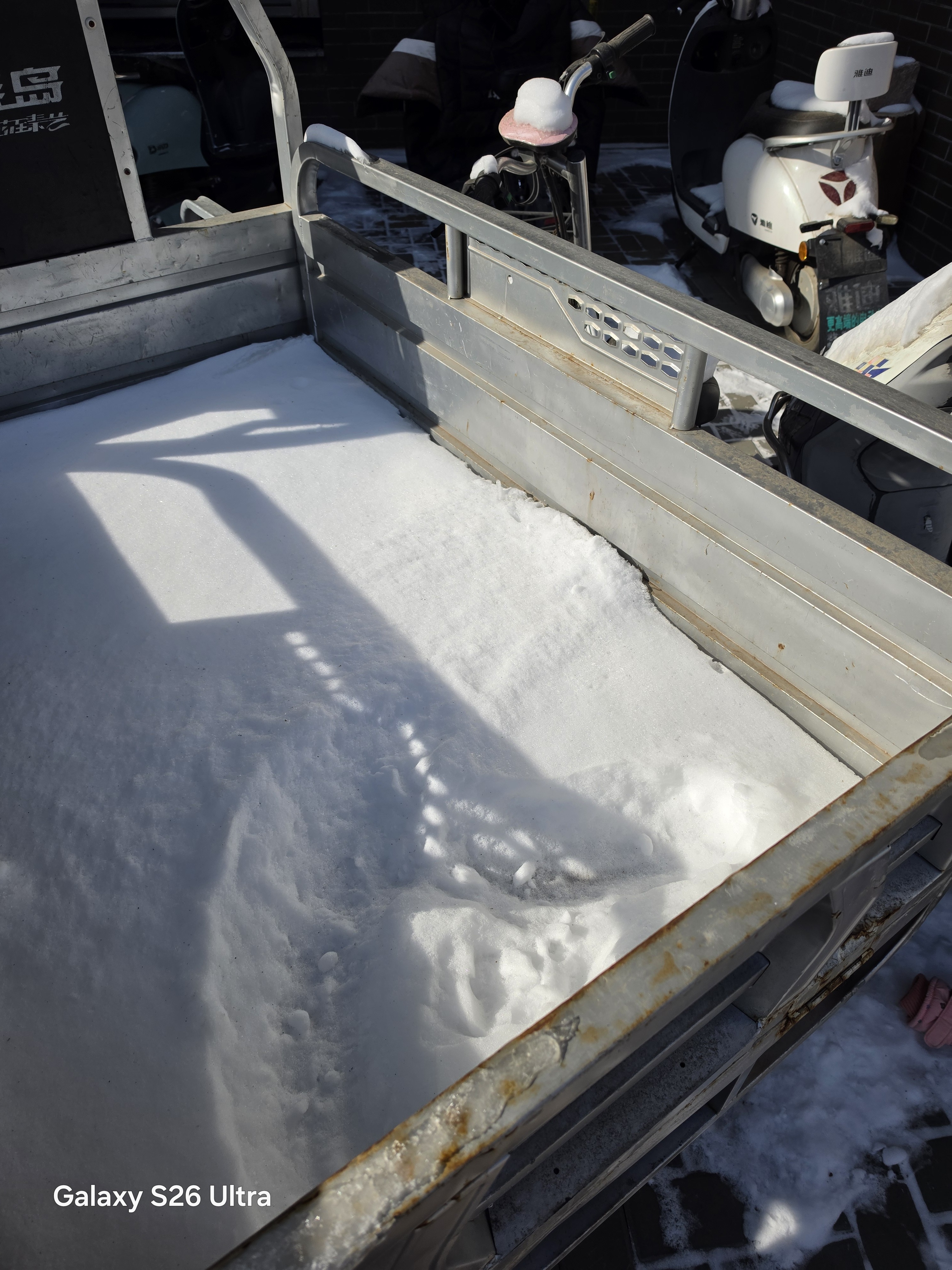 S25 Ultra收到了一些消费者反馈，就是暗部太暗了，阴影部分过于黑了。S26