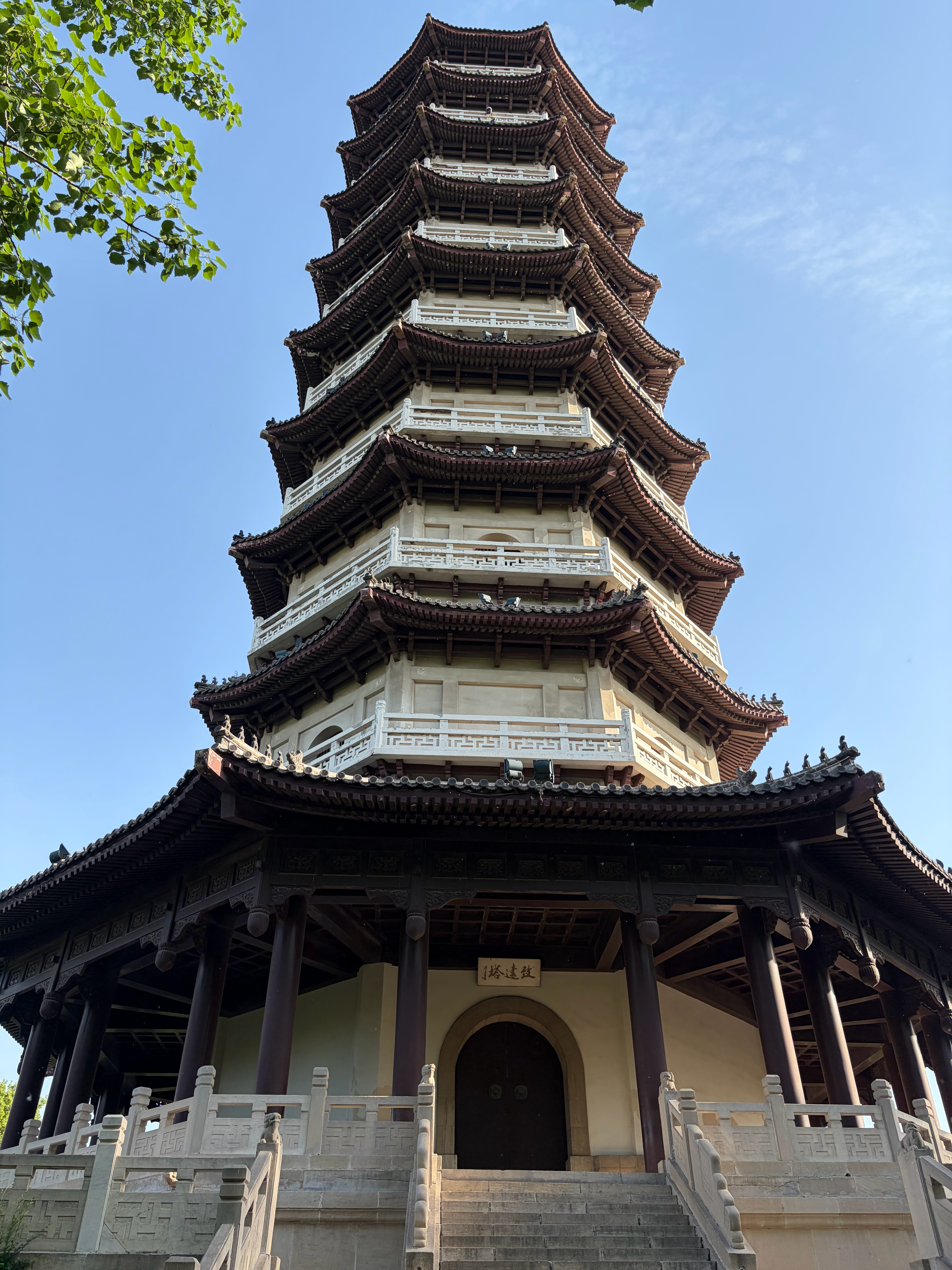 大部分人觉得旅游累的原因每天的觉是睡不醒的，步数是两万往上的，景点是一个接一个的