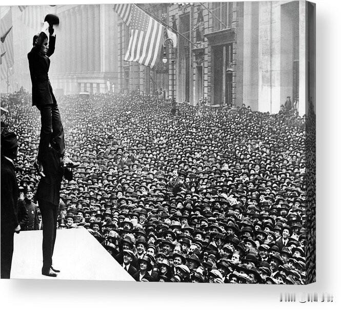 查理·卓别林（Charlie Chaplin）正在纽约华尔街的联邦国家纪念堂（F