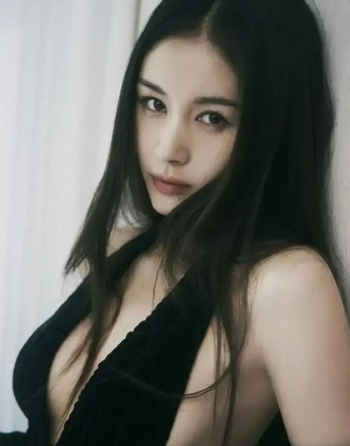 王子文好像有“真空”上瘾症 深V还露背 摄影师镜头怼这么近 尴尬吗