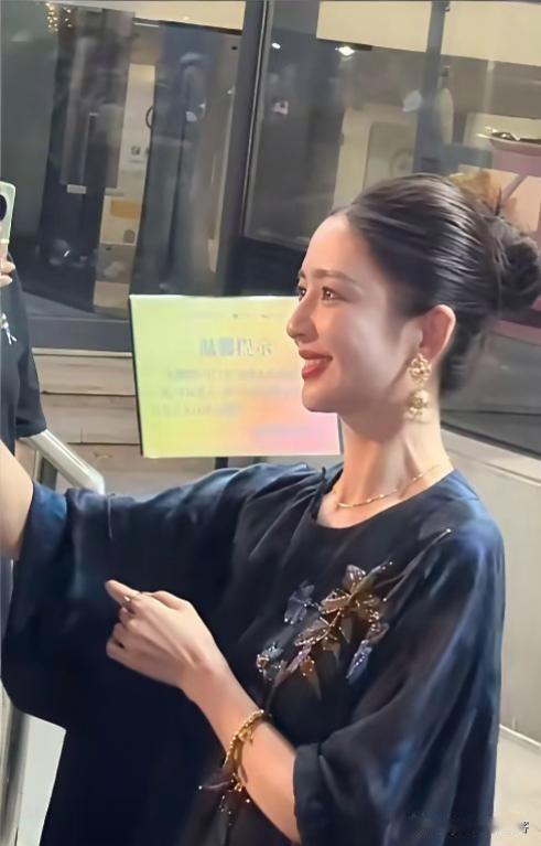很多人第一眼看见佟丽娅这身黑色上衣，都会觉得平平无奇，像一件朴素的老头衫。可懂行
