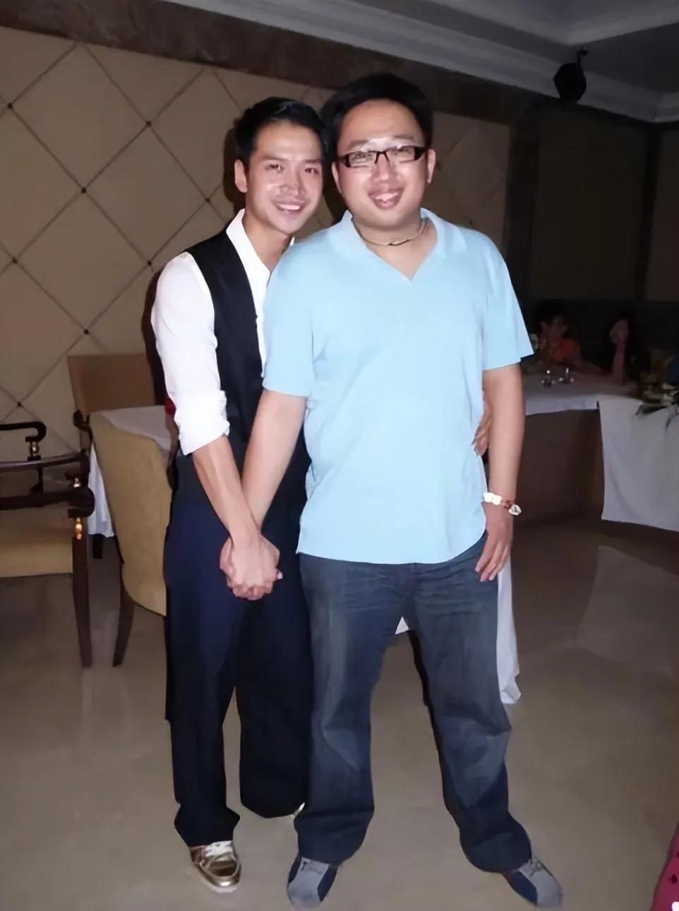 于正否认何晟铭是“白月光”，网友：十指相扣不算朋友？于正直播时手上还输着液，情绪